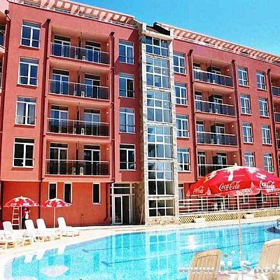 Otoczony zabudową hotelową, tylko 300 metrów od morza i plaży, wraz z