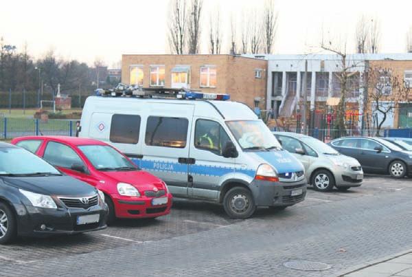 Dziś policjanci nie wpuścili mnie, żebym mogła dziecko podwieźć pod szkołę pisze pani Renata. Podjeżdżam pod szkołę i stoję tam jedynie parę sekund.