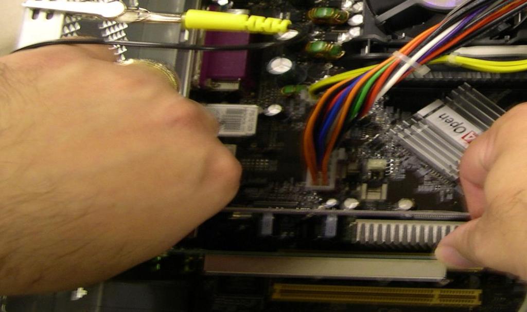 Przykręć mocowanie bezprzewodowej karty sieciowej do obudowy za pomocą śruby. Podłącz antenę do złącza antenowego z tyłu komputera. Odłącz opaskę antystatyczną. Załóż panele boczne obudowy.