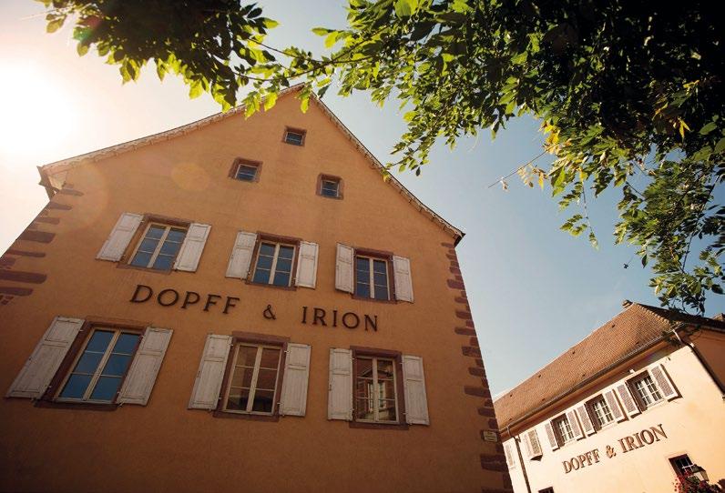 39 CHÂTEAU DE RIQUEWIHR - DOPFF & IRION DOPFF & IRION VORBOURG RIESLING APPELLATION ALSACE ALSACE GRAND CRU AOC Intensywny złoty kolor.