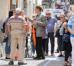 Pavla, trdnjavo sv. Elme, židovski geto,... Posebno doživetje je obisk palače Velikega mojstra, kjer domuje slavni orožarski muzej s preko 5.000 kosi viteške opreme.