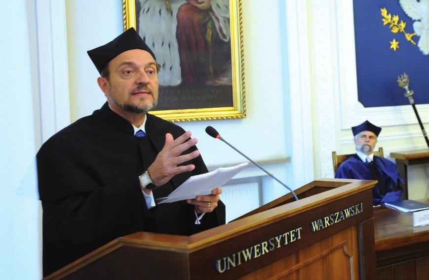 Warszawskiego, prof. Horacio Cerutti Guldberg przyjmuje gratulacje od ambasadora Meksyku w Polsce, JE Raphaela Stegera Catañi El prof.