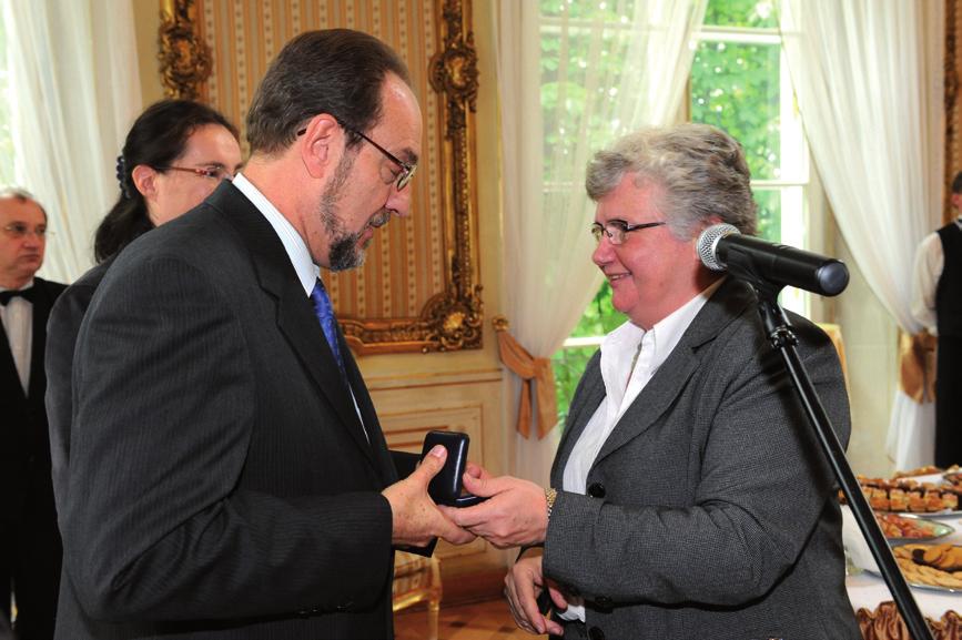 Prorektor UW, prof. Włodzimierz Lengauer odczytuje listy gratulacyjne skierowane do prof.