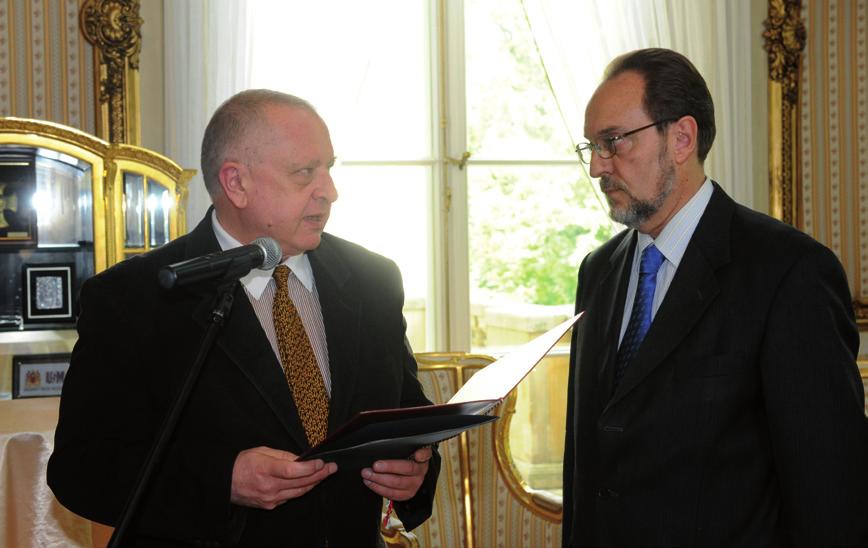 Włodzimierz Lengauer, lee las cartas de felicitación dirigidas al prof. Horacio Cerutti Guldberg Rektor UW, prof.