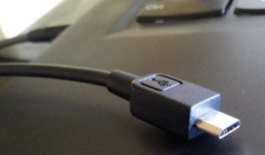 Wtyczka USB - typ C Wymiary złącza USB typ C wynoszą około 8,3mm x 2,5 mm. Złącze jest symetryczne na obu końcach: wtyczka i gniazdo ma taki sam kształt.