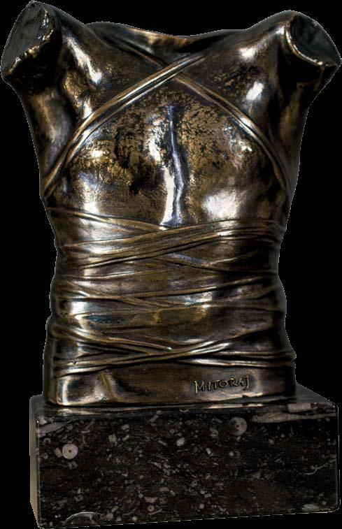 17. Igor MITORAJ (1944 Oederan 2014 Pietrasanta) Pancerz (Cuirasse II), 1986 brąz patynowany, granit; wys. całkowita: 14 cm, szer.: 9 cm; sygn.