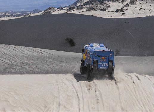 [ 54 ] CIĘŻARÓWKI REKLAMA Kamaz 43509 (Sotnikow). Na 17. miejscu z dużą stratą belgijski MAN TGA, w którym załogantem był Polak Michał Wrzos. Dakar 2018 za nami.