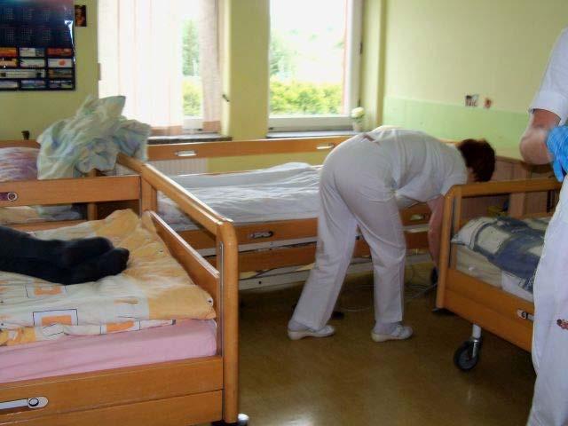 Lack of access to the patient s bed from three sides, including two longer ones) Ź r ó d ł o: fotografia