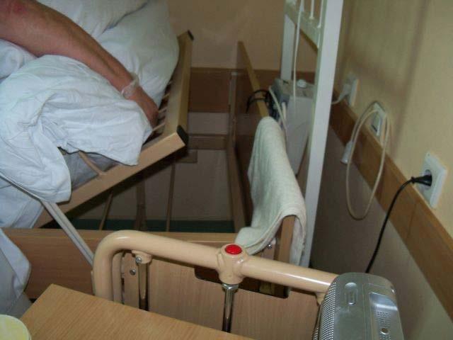 Lack of access to the patient s bed from three sides, including two longer ones) Ź r ó d ł o: fotografia Ewa