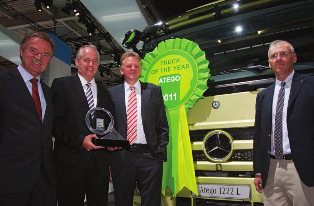 (de la stânga la dreapta) Georg Weiberg, Head of Truck Product Engineering; Hubertus Troska, Head of Mercedes-Benz Trucks; Andreas Renschler, Member of the Board of Management, Head of Daimler Trucks