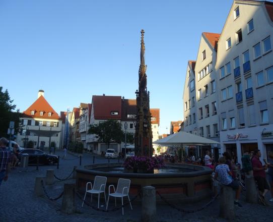 Wróbel symbolem miasta Podczas spaceru po mieście rzuca się w oczy, że mieszkańcy Ulmu bardzo lubią ptaki, w pierwszej kolejności wróbla.