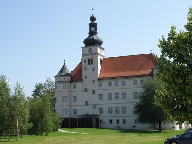 W renesansowym zamku Hartheim położonym w Górnej Austrii, w miejscowości Alkoven, w latach 19401944 zamordowano 30,000 osób.