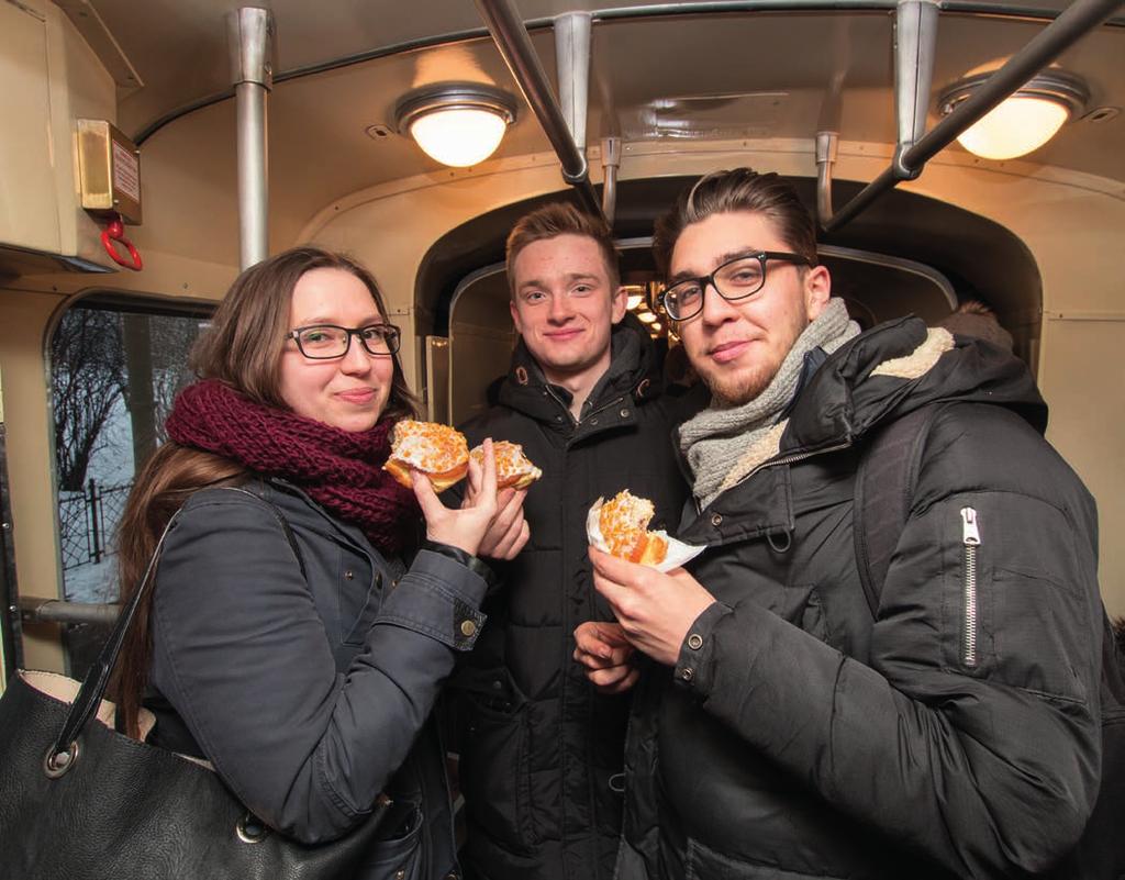 TŁUSTY CZWARTEK TŁUSTY CZWARTEK W TRAMWAJU P Pączek w zabytkowym tramwaju smakował wyjątkowo rawe 500 pączków zjedli uczestnicy przejazdu zabytkowym składem wagonów, który kursował w tłusty czwartek,