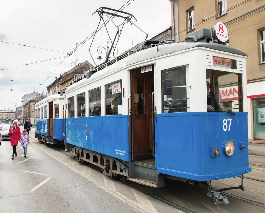 DZIEŃ KOBIET W ZABYTKOWYM WAGONIE MPK DZIEŃ KOBIET Zabytkowy tramwaj kursował w centrum miasta 8 Kwiaty otrzymywały wszystkie kobiety marca 2018 roku z okazji Dnia