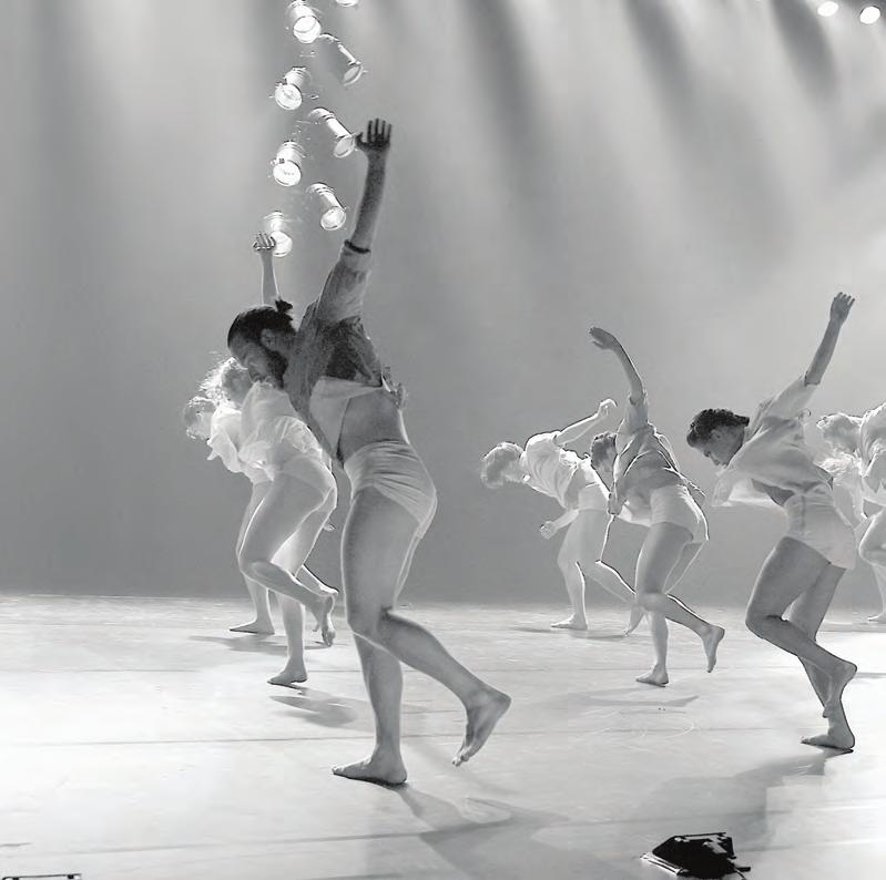 4 Caii cerului. INCREDIBILA UȘURĂTATE A FORŢEI II Ioana Gonţea Kibbuutz Contemporany Dance Company (KCDC) este unul dintre cele mai inovative companii actuale de dans contemporan.