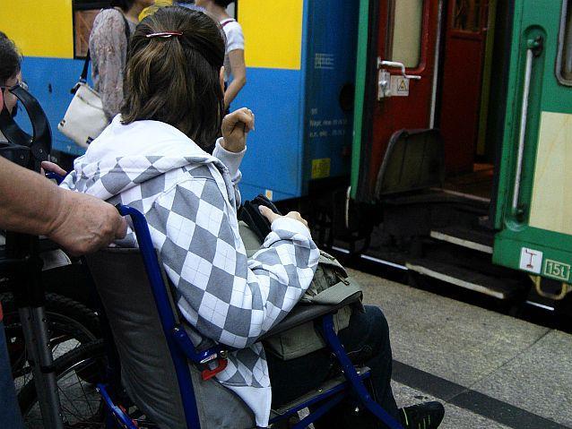 Problemy z poruszaniem się na dworcu kolejowym i uzyskanie potrzebnych informacji mogą mieć podróżni nie znający języka polskiego.