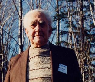 Fig. 10. Prof. Samuel Warren Carey (1911-2002) na konferencji w Sosnówce, 1995 Fig. 11. Prof. Józef Oberc (1918-2008) na konferencji w Sosnówce, 1995 10.