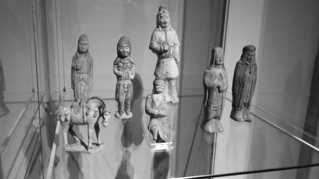 102 ŁUKASZ BYRSKI Photo 2: Chinese grave figures of soldiers, Sui and Tang dynasty 581-907 C.E. (Narodni Museum Naprstkovo muzeum asijskych, africkych a americkych kultur, Prague), Photo Ł.