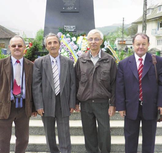 Poienile de sub Munte Cinstirea memoriei veteranilor de rãzboi Depunerea de coroane la Monumentul veteranilor de rãzboi din Poienile de sub Munte Uniunea Ucrainenilor din România are prevãzutã,