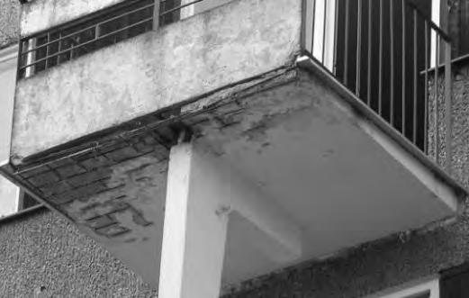 Naprawa żelbetowych płyt balkonowych w budynkach wielorodzinnych 327 podpory upraszczają bądź ułatwiają montaż oraz zwiększają zwykle niezawodność elementu konstrukcyjnego. Rys. 2.