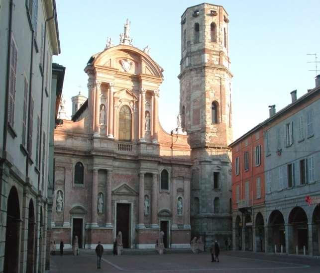 Piazza San Prospero nazywana też Piazza dei Leoni - na placu zlokalizowana jest Bazylika San Prospero, starożytny
