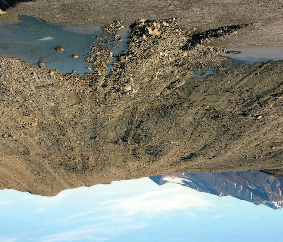 Fig. 11. The fluted moraine covers the proximal slope of roche moutonnée (photo Piotr Zagórski 2006) 1988, Reder 1996) (Fig. 11).