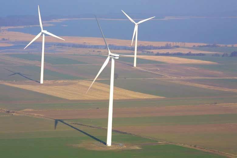 Wiatr : Farmy wiatrowe Surowiec : energia kinetyczna wiatru Produkt : energia elektryczna lub
