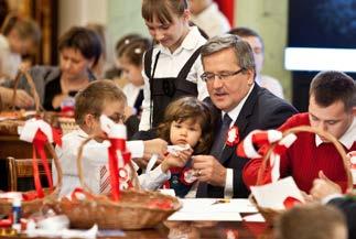 Nowoczesny patriotyzm Prezydent wraz z dziećmi podczas