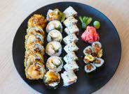 unagi maki - z węgorzem na słodko 6 szt. butterfish maki - z rybą maślaną 6 szt. filadelfia roll 8 szt. rainbow roll 8 szt.