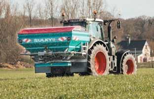 Dzięki temu zastosowano na maszynie innowacyjny system rozsiewający połączony z układem ECONOV obsługującym 12 sekcji rozsiewu, wykorzystujący zmienny punkt spadania granulatu na tarczę wysiewającą.