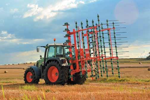 Pokazy maszyn Presentation of machines Agro-Masz BM75 Brona mulczowa stosowana jest do uprawy ściernisk, zapewniając równomierne rozgrabienie i wytrząśnięcie z niej nasion, które opadają na