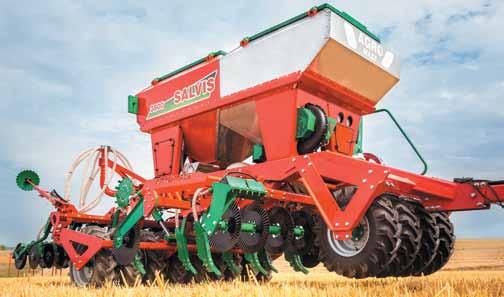 Agro-Masz SALVIS Z Pokazy maszyn Presentation of machines Siewnik pneumatyczny służący do uprawy ziemi w technologii pasowej. Maszyna umożliwia jednoczesny wysiew nasion i nawozu.