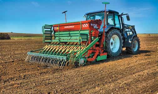 Pokazy maszyn Presentation of machines Agro-Masz SN3000 Połączenie siewnika nabudowanego z różnymi typami agregatów pozwala na doskonałe dobranie zestawu uprawowo-siewnego do każdego rodzaju gleb.