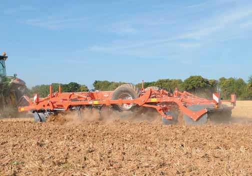 KUHN PERFORMER 6000 AGREGAT ŚCIERNISKOWY DO GŁĘBOKIEJ UPRAWY GLEBY Pokazy maszyn Presentation of machines Tam, gdzie terminy agrotechniczne pozostawiają niewiele czasu, a gleba wymaga głębszej uprawy