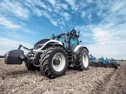 VALTRA T174 ECOPOWER VERSU Prezentacje maszyn na pasie startowym Presentation of machines at the airstrip Ciągnik w całości zaprojektowany i wykonany w Finlandii, wg opcji wybieranych przez nabywcę.