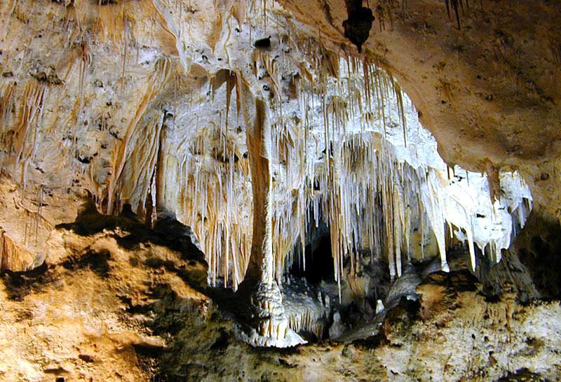 stalaktyty zwisające ze stropu jaskiń sople krystalicznej substancji mineralnej, stalagnaty kolumny powstałe z