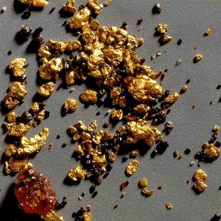 ZŁOTO Chemizm: Au - złoto Twardość: 2,5 3,0 Gęstość: 15,5 19,3 g/cm³ Rysa: żółta,
