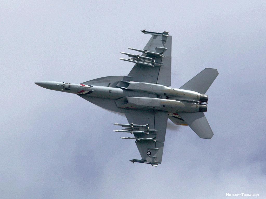 Praca nad autonomią powietrznych systemów rojowych 2016 F-18 E/F Super Hornet, testowano