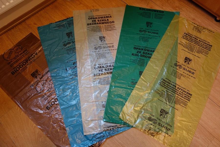 Papier: 227, szkło: 488, PET: 321 Ilość gniazd : 323, w tym