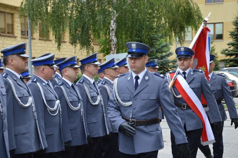 Komendant Miejski Policji w Radomiu podinsp. Piotr Kostkiewicz, kadra kierownicza, policjantki i policjanci oraz pracownicy Policji uczestniczyli w uroczystym apelu z okazji Święta Policji.