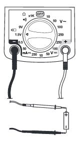Aby przetestować baterie, należy postępować w następujący sposób: Za pomocą przełącznika obrotowego wybrać funkcję pomiarową " " i zakres pomiarowy 1.5 lub 9V.