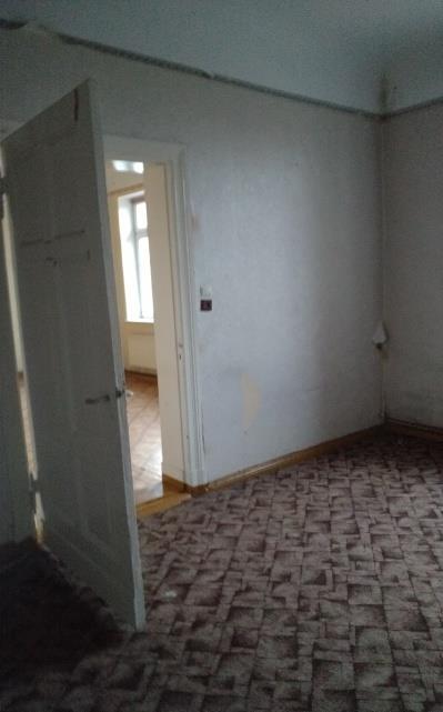 powierzchni 15,40 m², łazienka z wc o powierzchni 4,80 m².