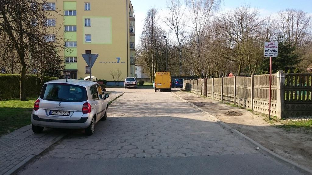 sąsiedztwie inwestycji znajduje się zabudowa jedno i wielorodzinna. Ulica Młodzieżowa w obecnym stanie posiada szerokość 3,5-5,2 m.