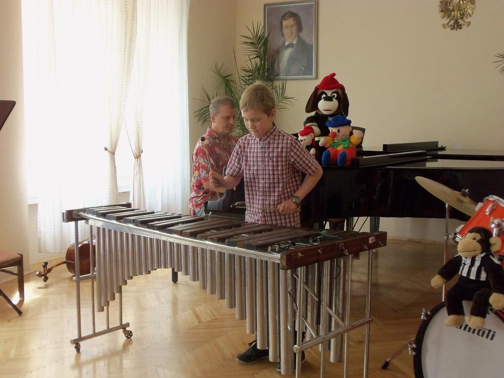 MISTRZ- UCZEŃ W szkole muzycznej I stopnia uczniowie kształceni są w zakresie gry na wybranym instrumencie. Zajęcia odbywają się indywidualnie (1 uczeń 1 nauczyciel).
