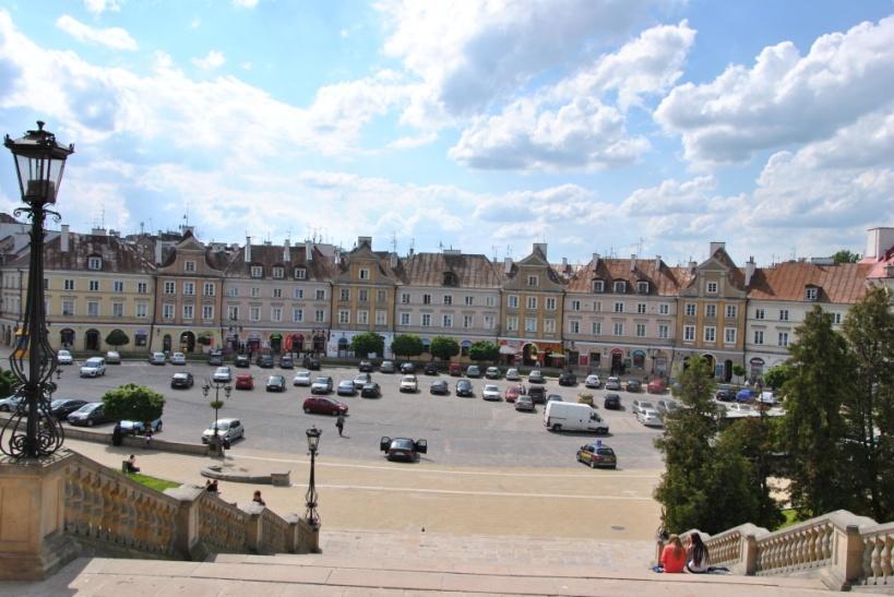 opiekę. Rysunek 7. Pierzeja Placu Zamkowego. Budynki pochodzą z 1954 roku. Dawniej przebiegała tu główna ulica dzielnicy żydowskiej ulica Szeroka. II. Badanie ulicy Kowalskiej. 7. Kolejnym etapem naszej wycieczki była eksploracja ulicy Kowalskiej.