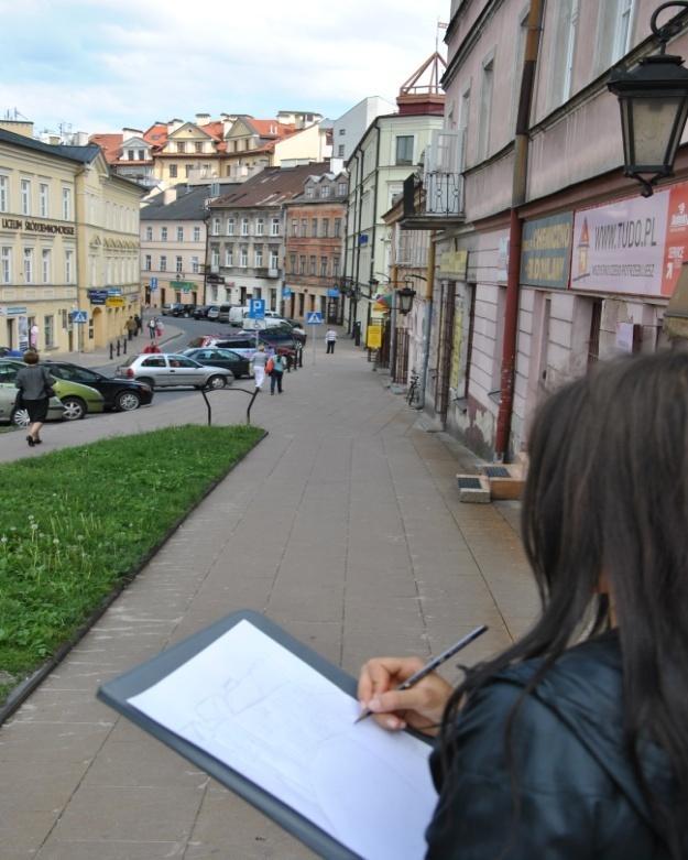 dokładne poznanie ulicy Kowalskiej i wypełnienie dostosowanego do potrzeb arkusza pracy. Rysunek 9. Ulica Kowalska. Widok w kierunku Placu Zamkowego szkicowanie zarysu ulicy. Rysunek 8.