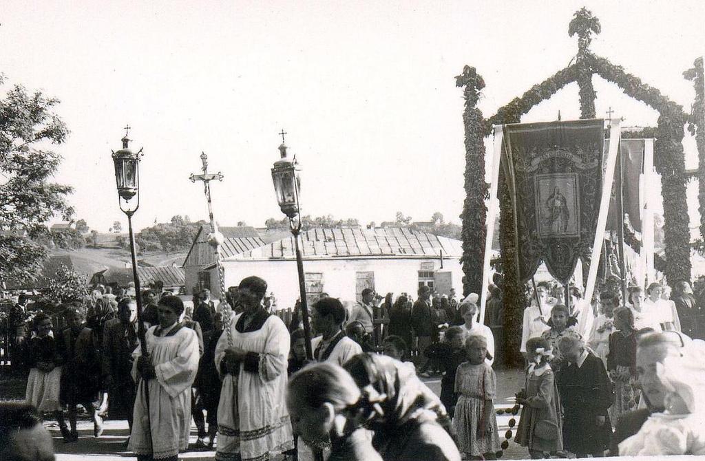 Zdjęcie ze zbiorów parafii Grabowiec. Zdjęcie 20 Rok 1947, 18 lub 19 względnie 20 czerwca. Wizytacja parafii Grabowiec przez biskupa Stefana Wyszyńskiego.