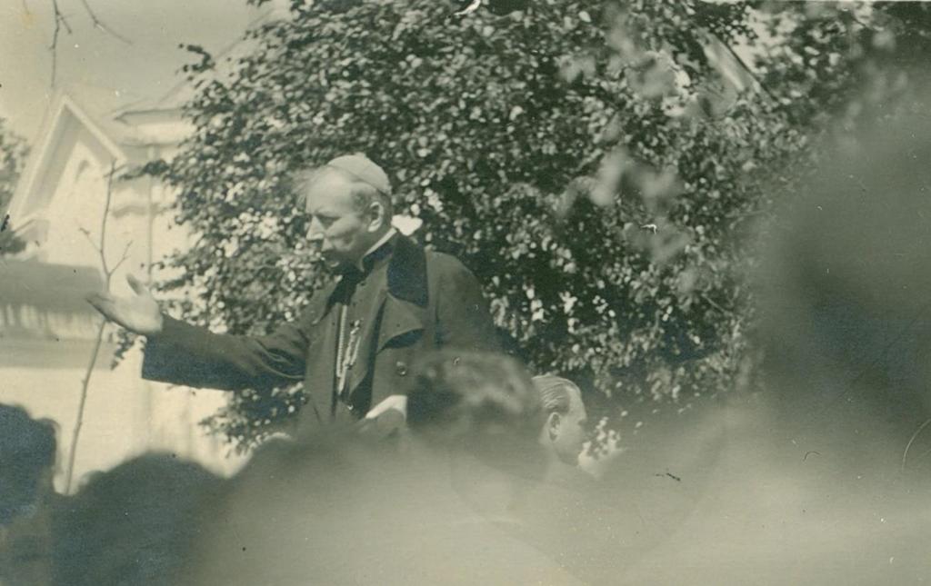 17 Zdjęcie 29 Rok 1947, 20 kwietnia. Wizytacja parafii Grabowiec przez biskupa Stefana Wyszyńskiego.