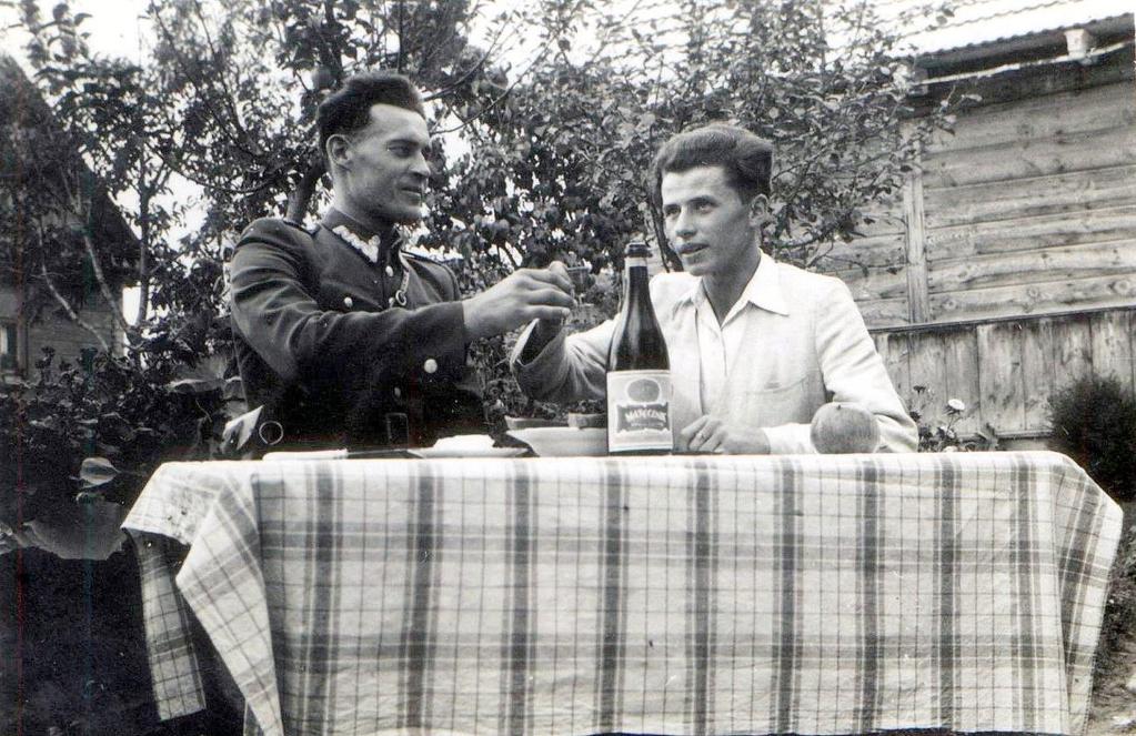 18 Historia Grabowca, zdjęcia z roku: 1947 Zdjęcie 31 Rok 1947. Grabowiec. Od lewej siedzą: Franciszek Halicki i Wielisław Kalinowski.