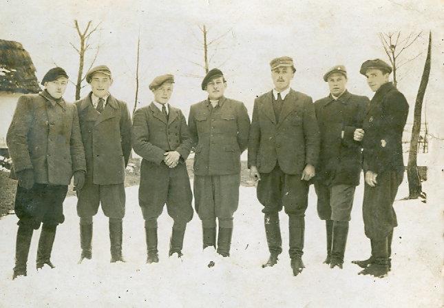 2 Historia Grabowca, zdjęcia z roku: 1947 Zdjęcie 1 Rok 1947. Kawalerka. Grupa młodzieży.